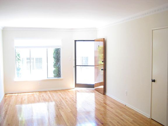 3rd image of 2144 N Beachwood Dr #4-2144-1/2