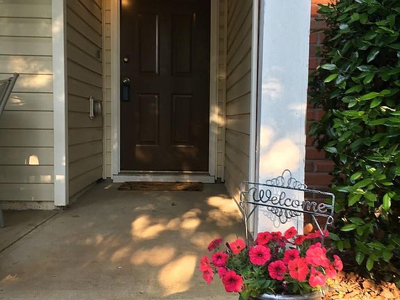 3rd image of 2458 Hillvale Cir