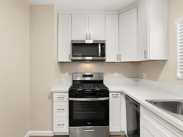 School Circle Apartments - Riverside, CA — Photo 19