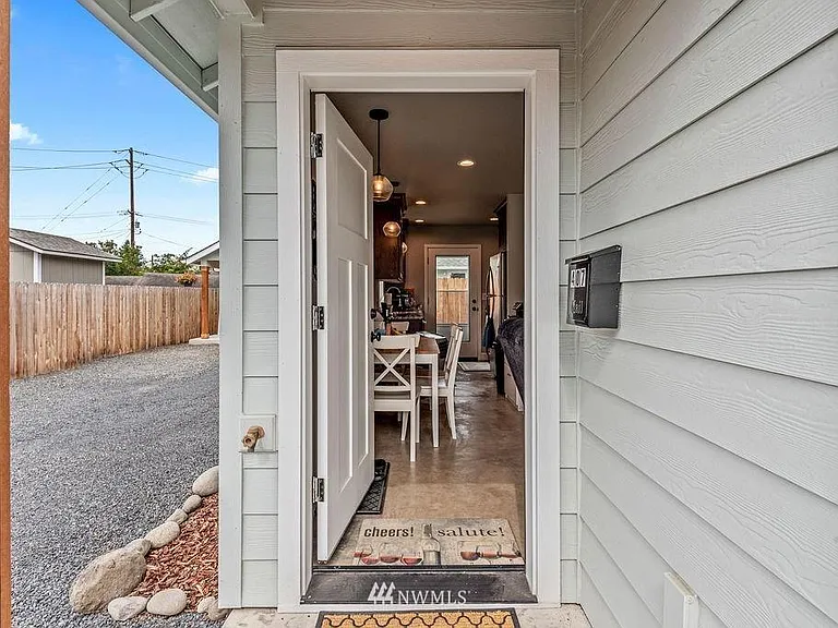 407 Long Ave — Photo 2