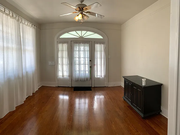 8601 S Claiborne Ave — Photo 1