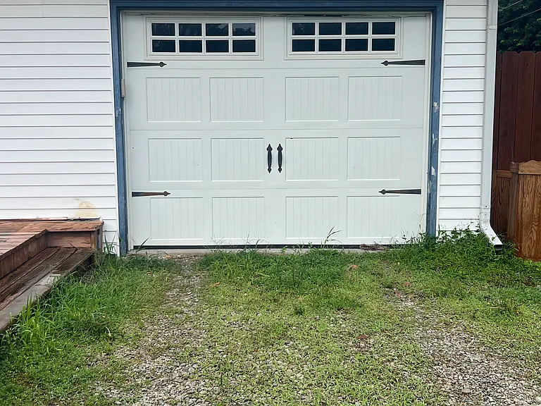 300 Parkview Dr — Photo 3
