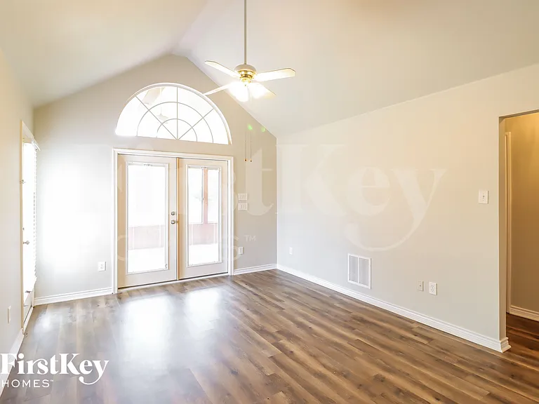 2204 Reedway Ct — Photo 5