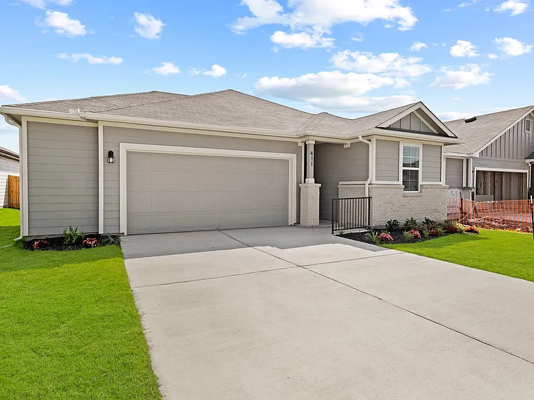 411 Town Lake Bnd — Photo 3