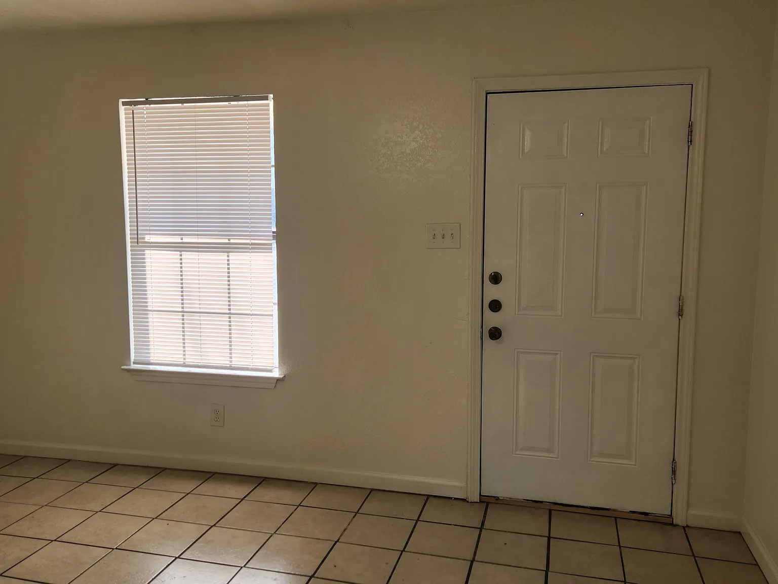 606 S Chupaderas St — Photo 3