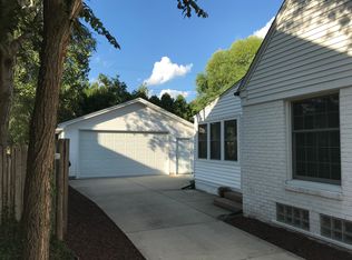 1002 Hawthorne Rd, Grosse Pointe Woods, MI 48236