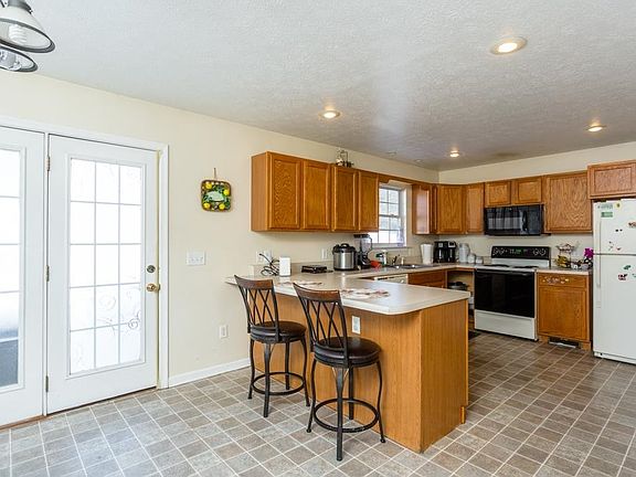 3rd image of 555 Pointe Dr