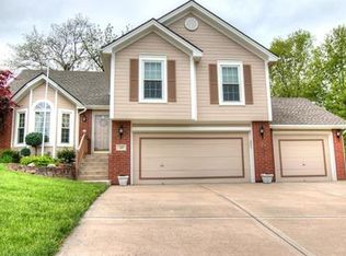 305 Lakeview Dr, Smithville, MO 64089