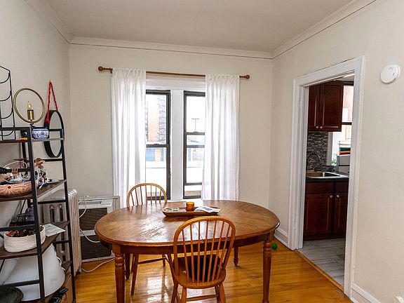 3rd image of 3923 N Pine Grove Ave APT 3N