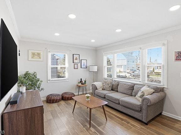 4th image of 239 3rd Ave