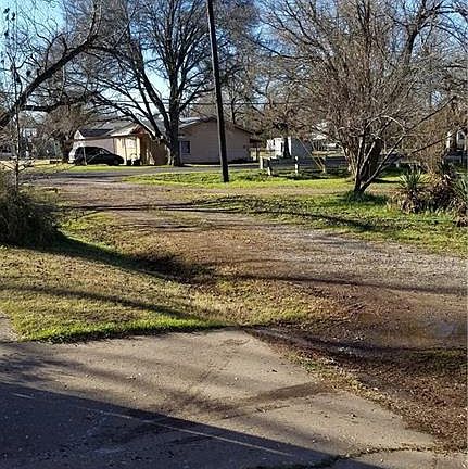 3rd image of 410 W Crockett St