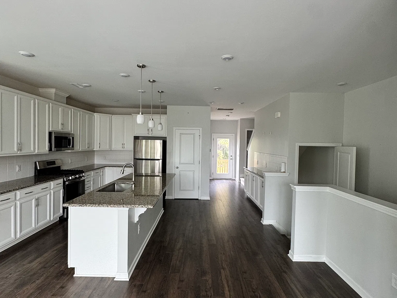 4 bed, 3.5 bath, 2349 sqft, $2,350 — Photo 2