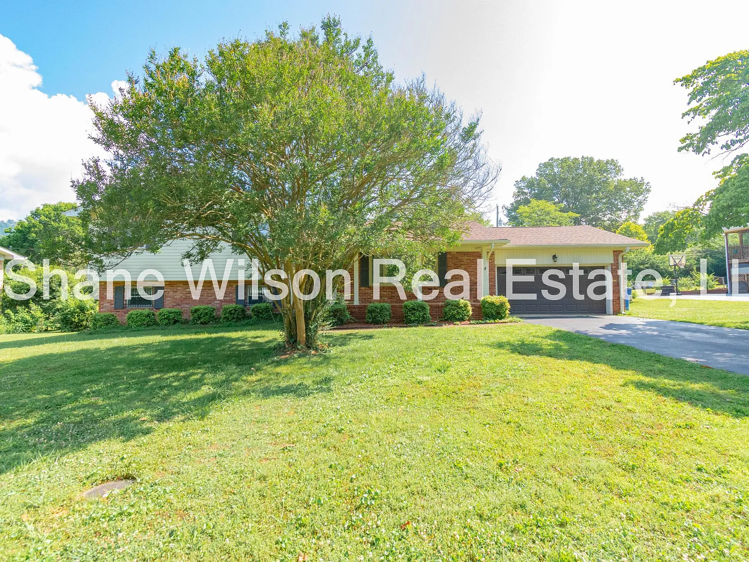 4 bed, 2.5 bath, 1900 sqft, $2,149 — Photo 2