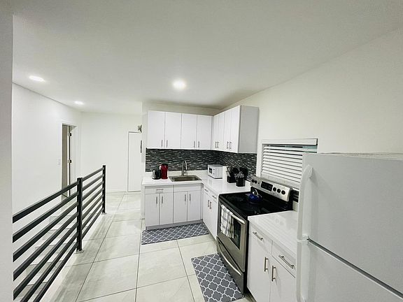 4th image of 2628 SW 31st Pl #2A