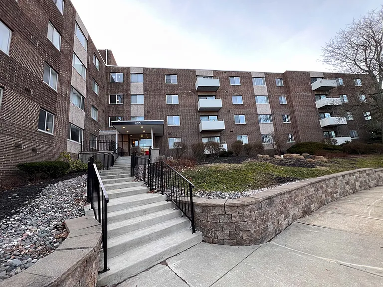Huntington Green Apartments — Photo 59