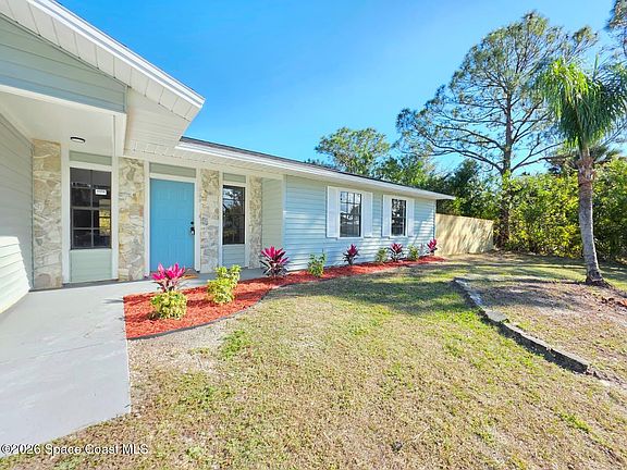 2nd image of 839 Carnation Ave SE
