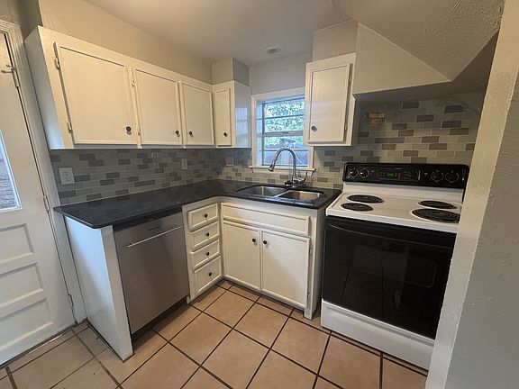 4th image of 715 NW 36th Ter
