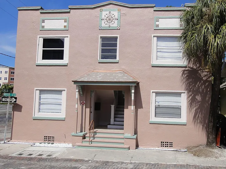 324 Moffett Ct N — Photo 23