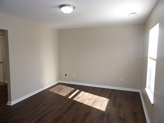 4th image of 140 Thistlewood Ave