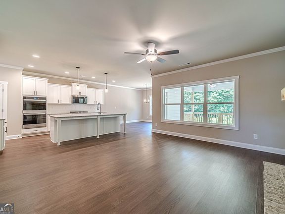 3rd image of 348 Pinewood Dr