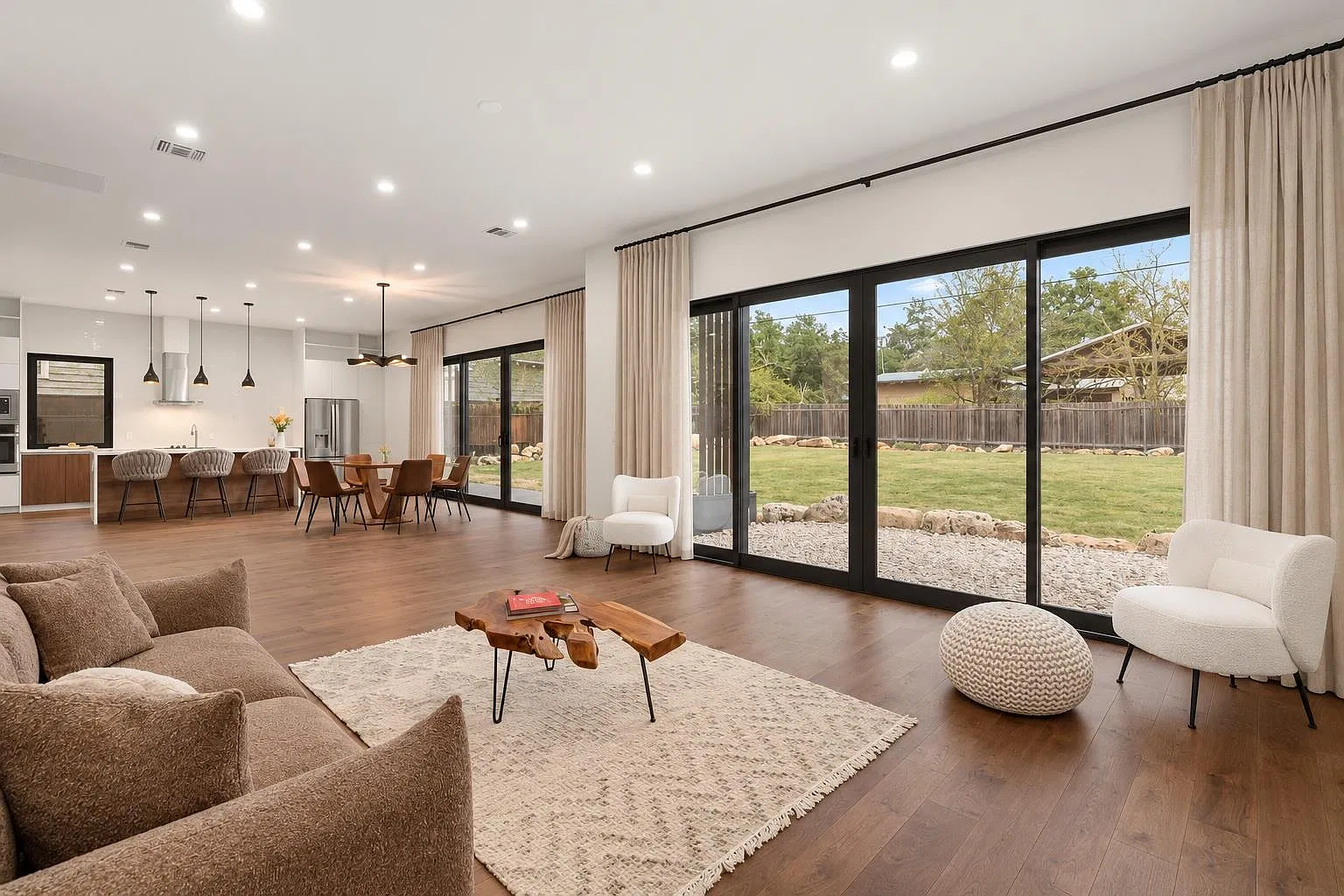 3 bed, 2.5 bath, 2482 sqft, $4,500 — Photo 3
