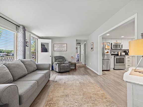 5th image of 16 Windsor Dr