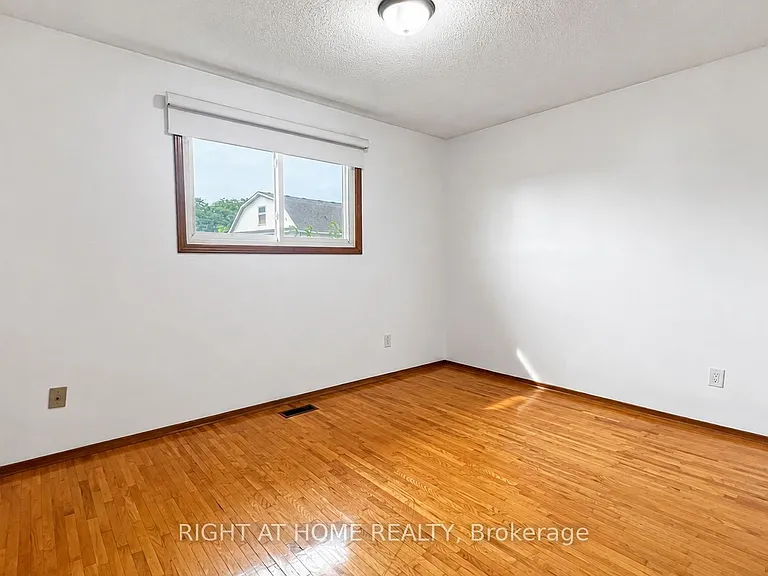 39 Lisgar Ct #UPPER — Photo 12