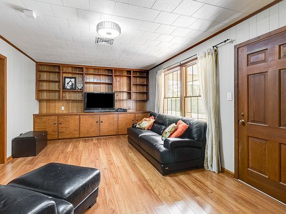 3rd image of 806 Mary Ave