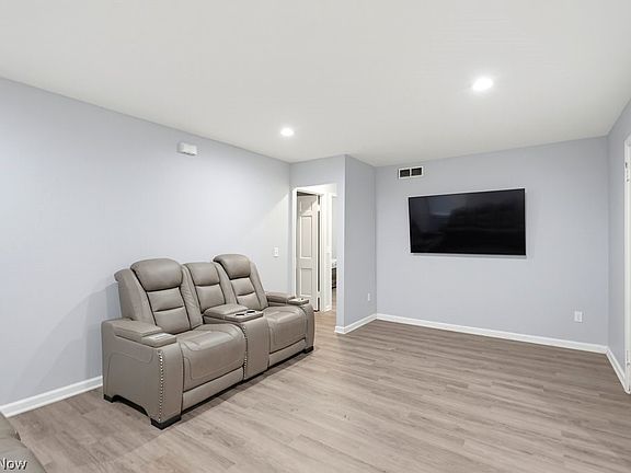 4th image of 2076 Green Rd