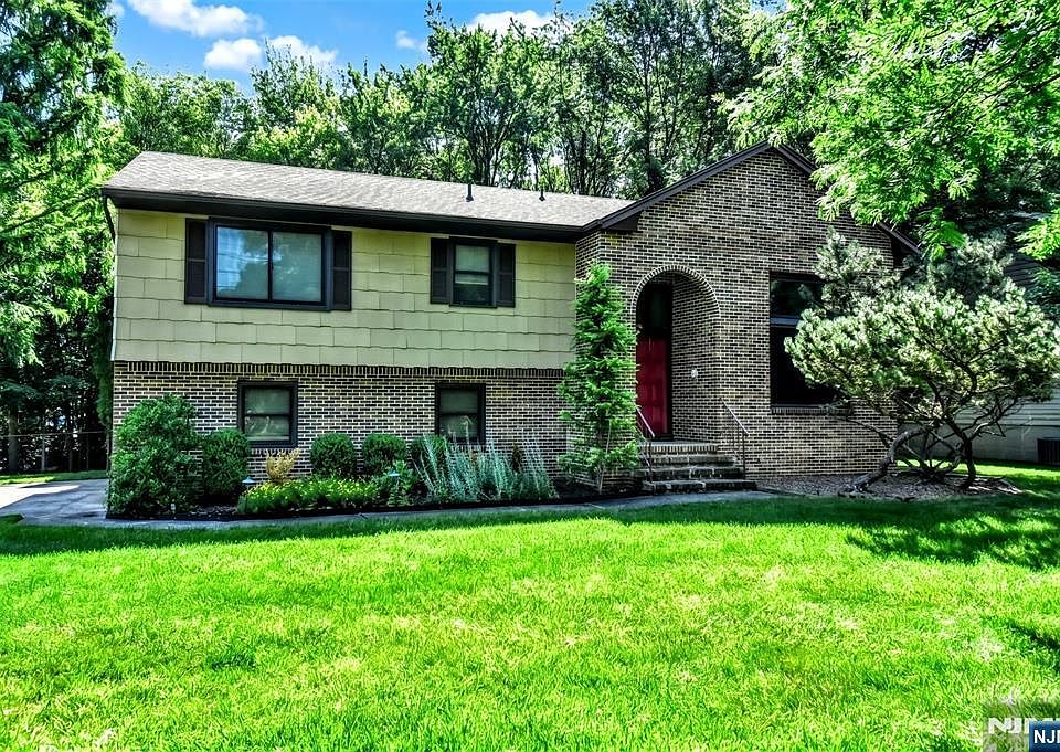 1st image of 270 E Crescent Ave