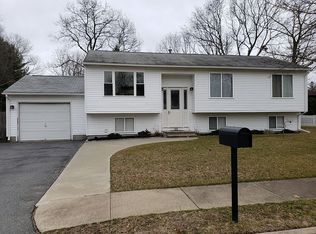 30 Lillian Ct, Warwick, RI 02886