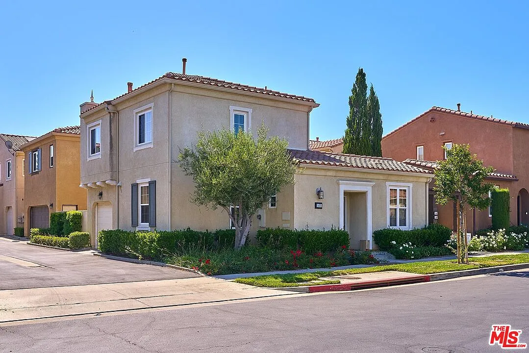 2 bed, 3.0 bath, 1122 sqft, $3,500 — Photo 3