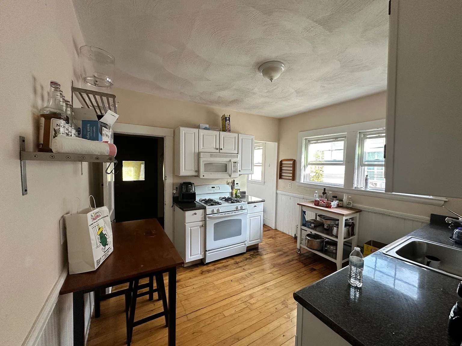 3 bed, 1.0 bath, 1200 sqft, $2,900 — Photo 3