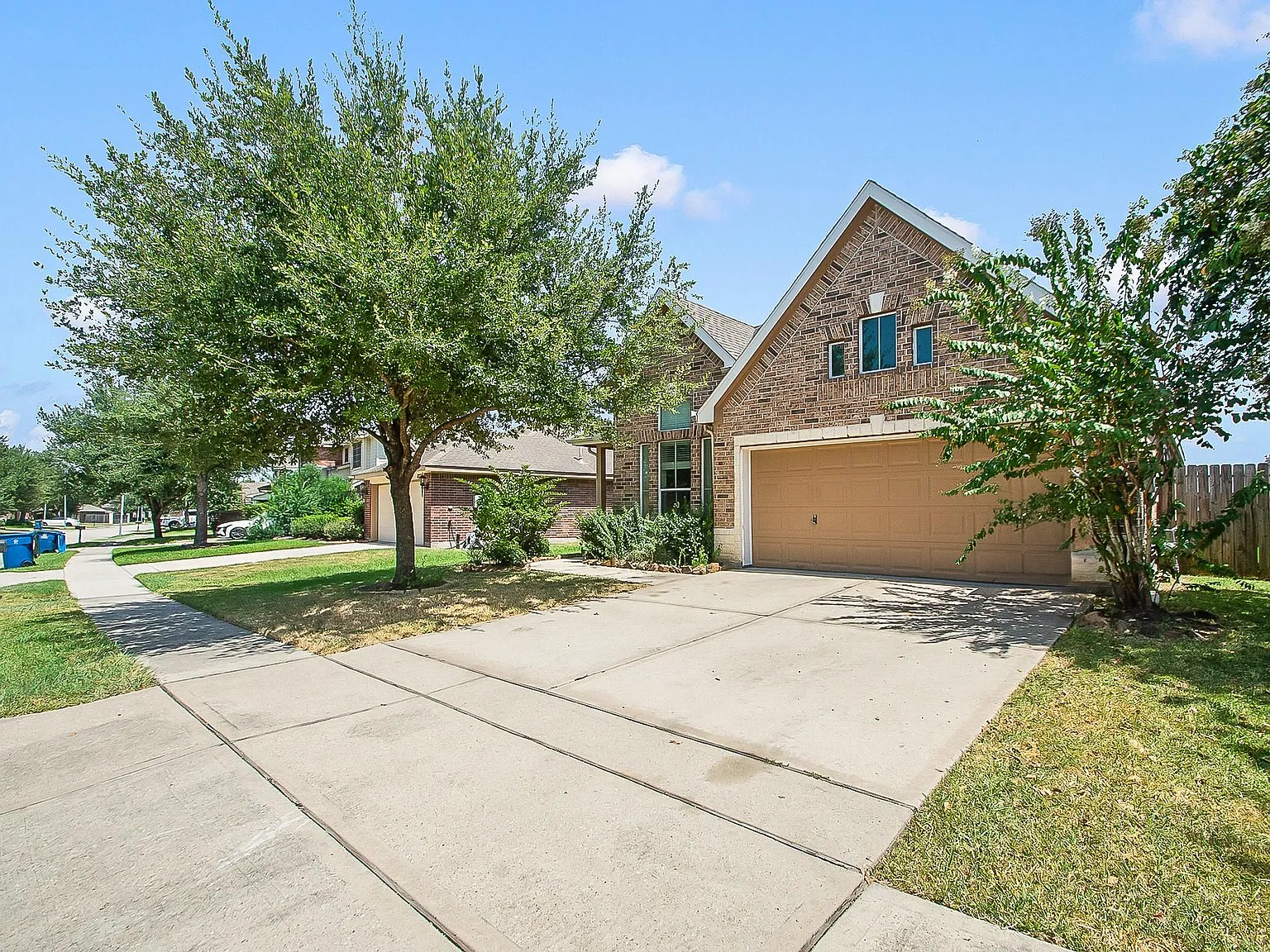 3 bed, 2.0 bath, 1432 sqft, $2,200 — Photo 2