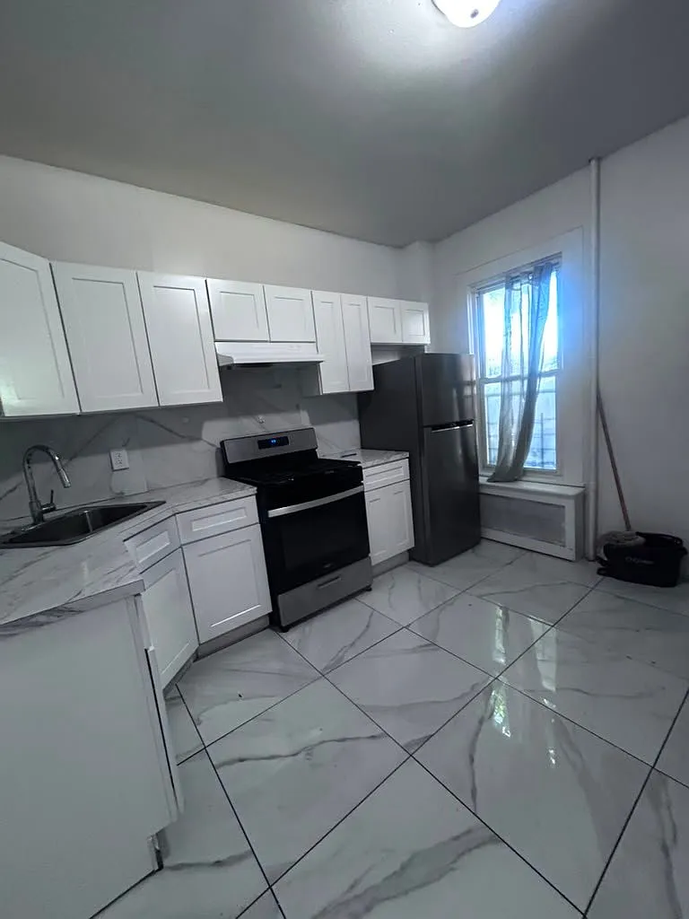 4 bed, 1.0 bath, $3,400 — Photo 1