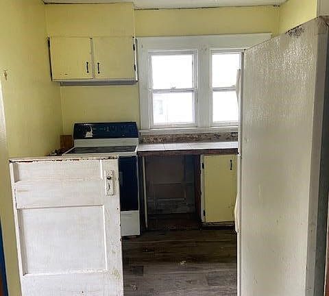 4th image of 328 N Park St