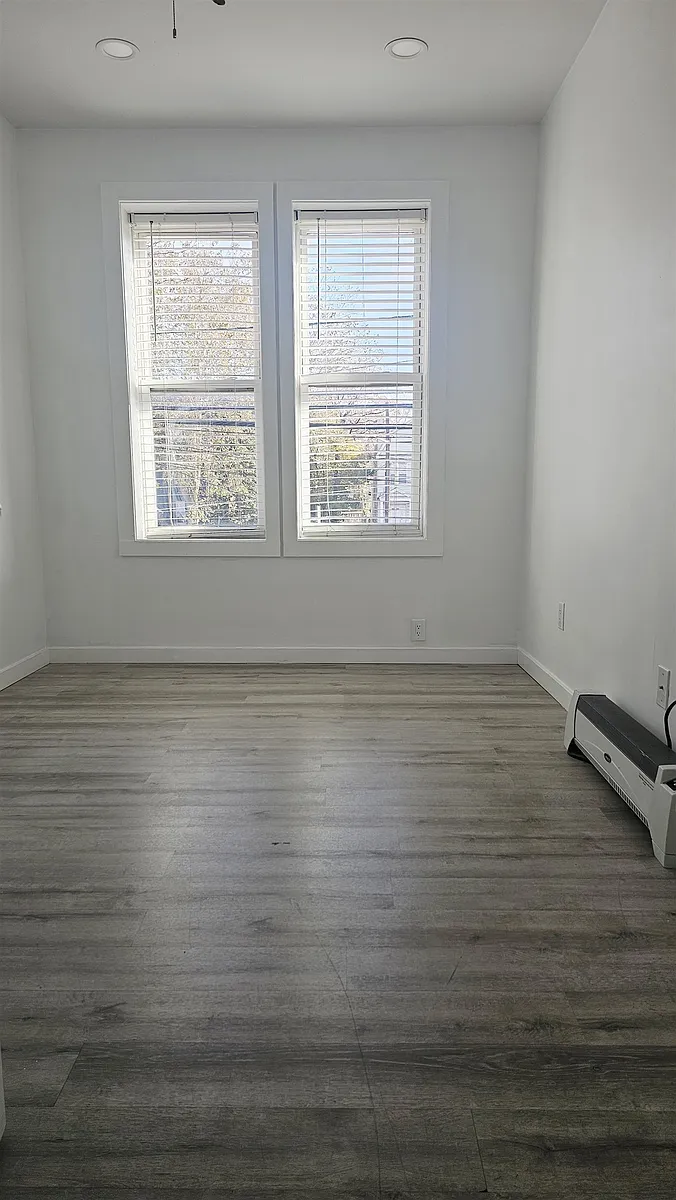 Building Photo - 215 Mallory Ave #1