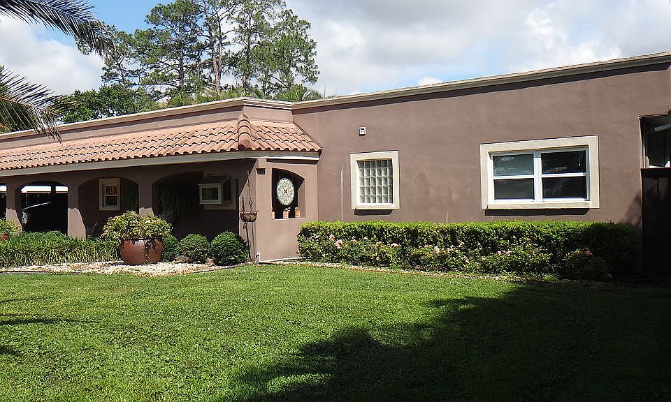 1st image of 17 E Lake Mary Dr