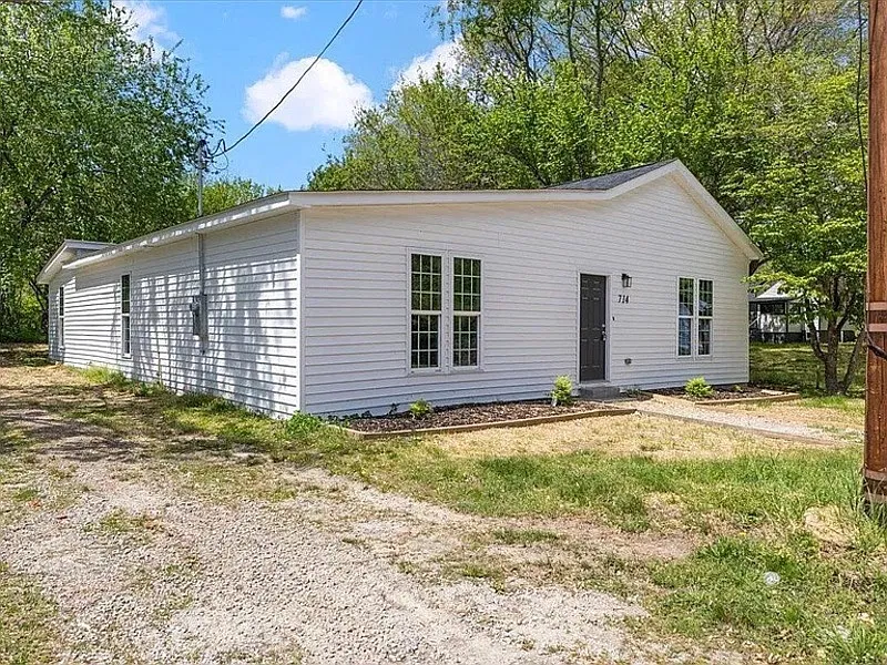 4 bed, 2.0 bath, 2143 sqft, $2,000 — Photo 2