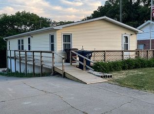 807 E Eldora Ave, Weeping Water, NE 68463