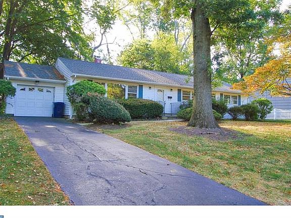 2nd image of 4 Pin Oak Dr