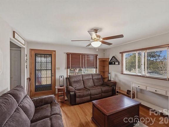 5th image of 1372 Lucy Dr