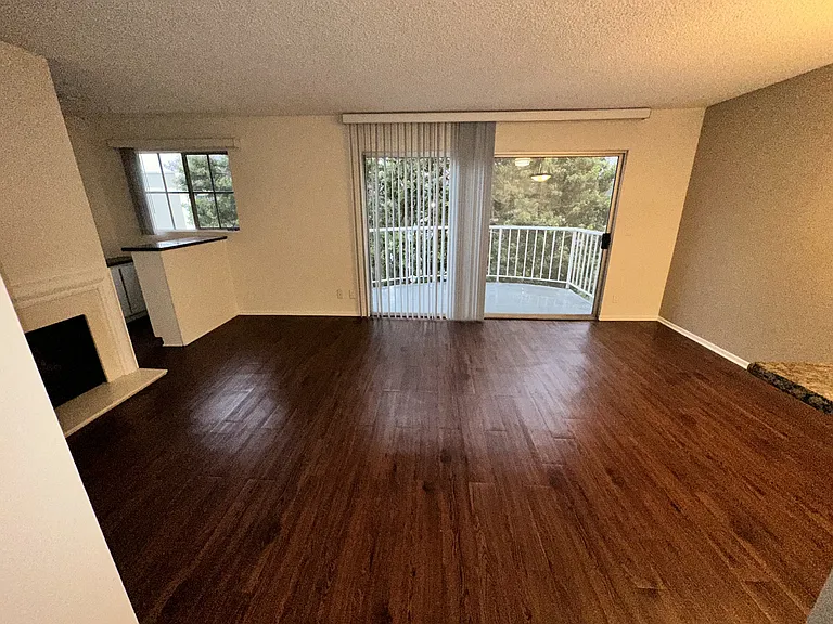 Versailles on the Lake Apartments — Photo 85