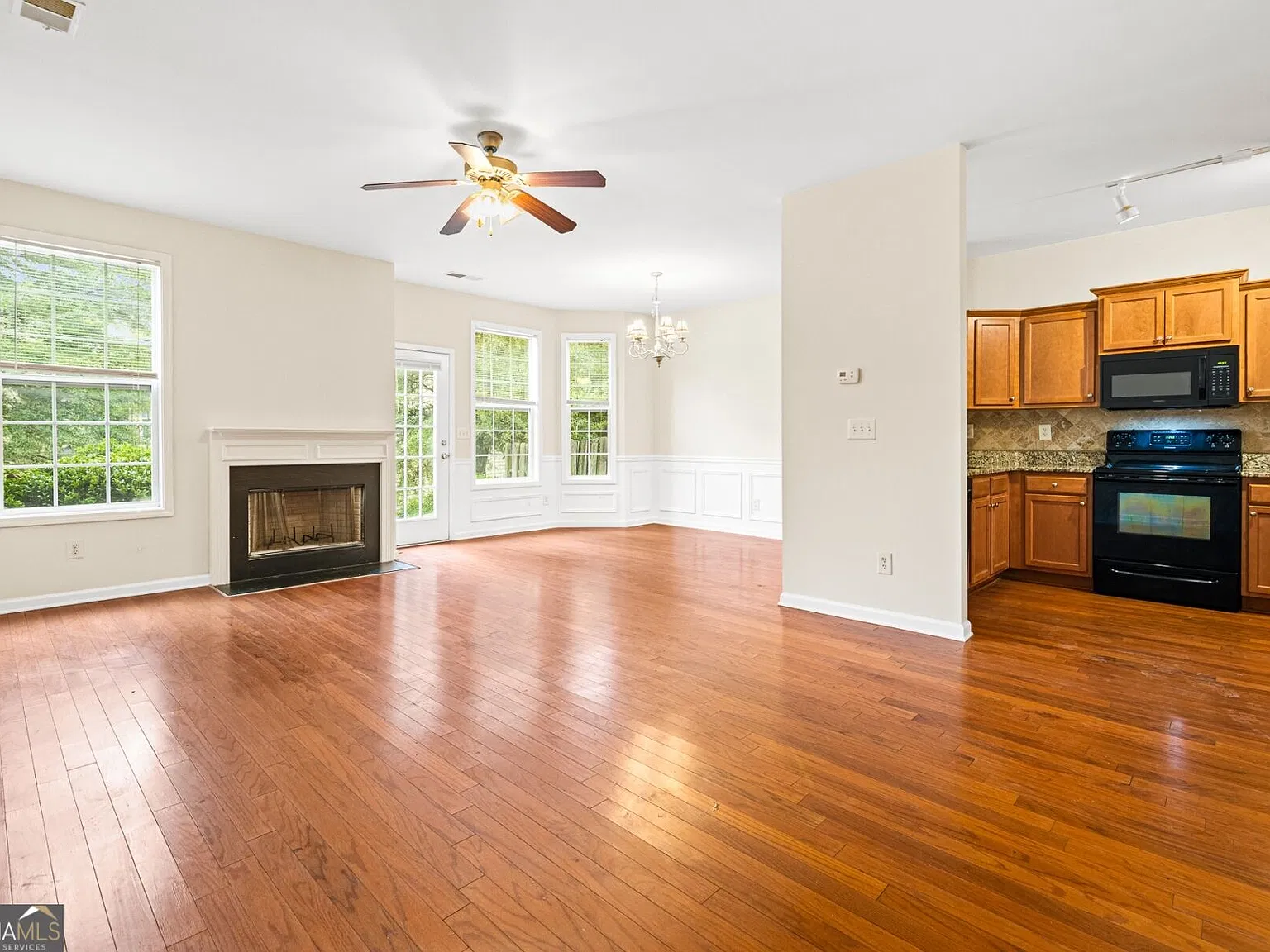 3 bed, 2.5 bath, 1524 sqft, $1,695 — Photo 2