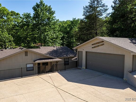 3rd image of 1433 Robin Hood Ln