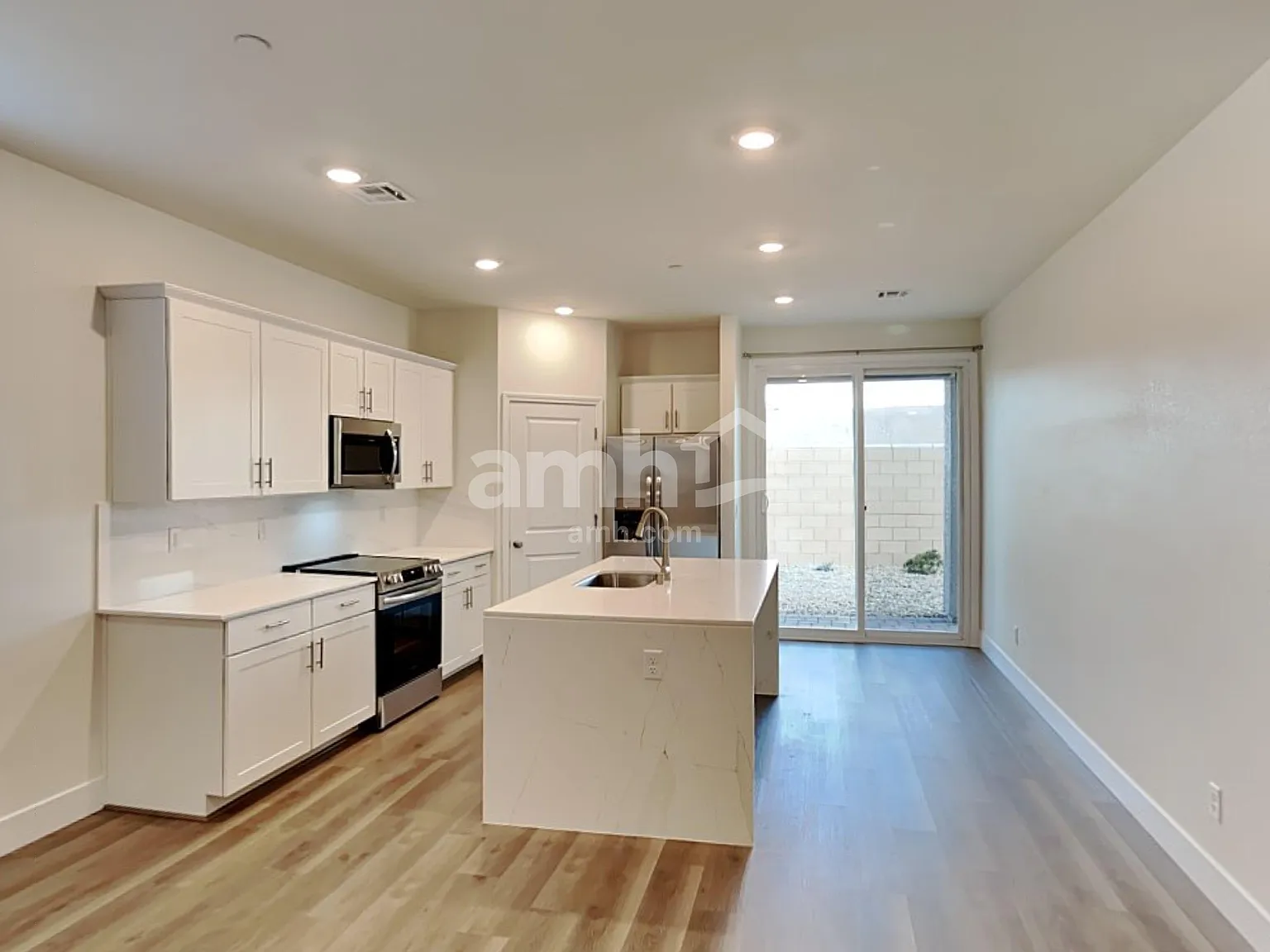 3 bed, 2.0 bath, 1718 sqft, $2,345 — Photo 3