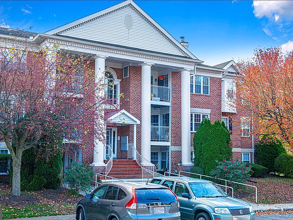 3rd image of 200 Burkwood Ct Unit 3A