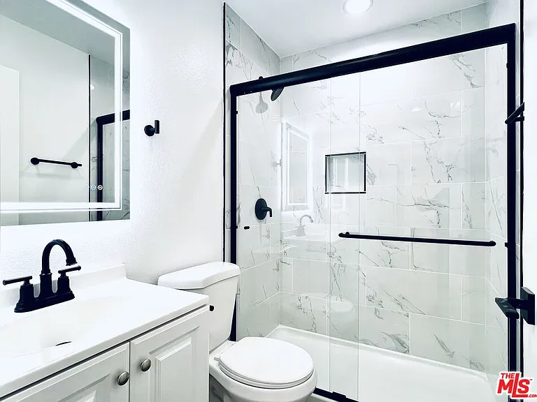 2628 N Beachwood Dr #7/8 — Photo 17