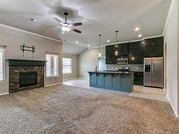 3rd image of 913 Dayton Ln