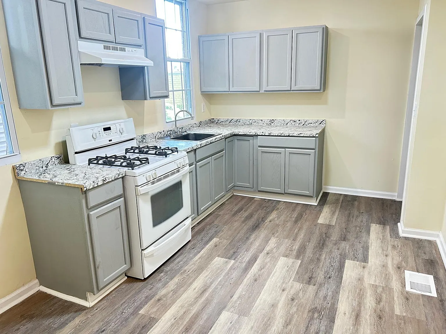2 bed, 1200 sqft, $1,599 — Photo 1